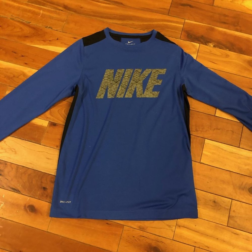 Niki  Dri-fit shirt Size large boys